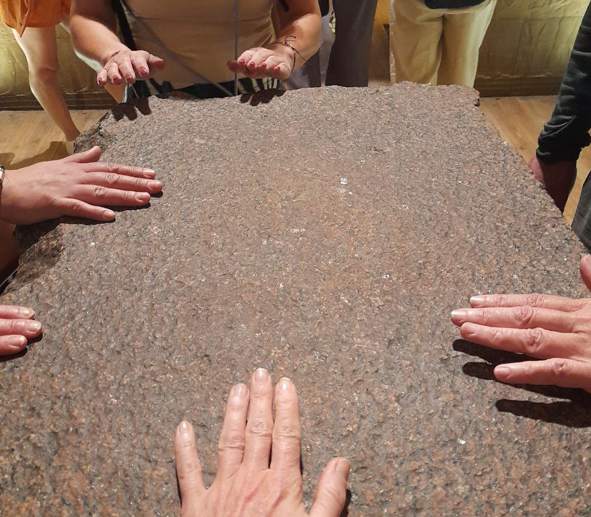 Une exploration des mémoires et des dimensions de l’être